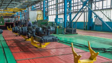 Konveyör montajı, traktörün gövdesini büyük endüstriyel fabrika zaman diliminde sahneleyecek. Çerçeve montajı, Chassis kurulumu ve diğer bölümler.