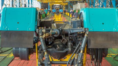 Konveyör montajı, traktörün gövdesini büyük endüstriyel fabrika zaman diliminde sahneleyecek. Çerçeve montajı, çamurluk kurulumu ve montajlanan diğer parçalar