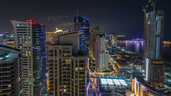 JBR ve Dubai marina gece geçiş timelapse günbatımı hava gün sonra. Modern kuleleri ve gökdelenler, yat ve tekne Körfezi üzerinde yüzen