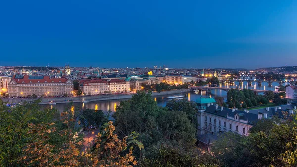Akşam Panorama Prag Vltava Nehri ve Prag köprüler gün gece geçiş timelapse için. Hanavsky Pavilion üstten görünüm