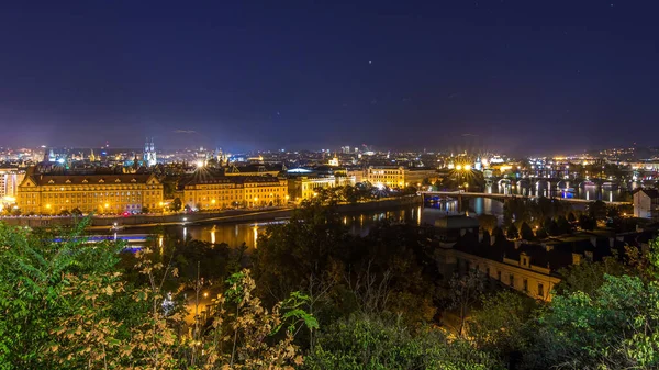 Akşam Panorama Prag Vltava Nehri ve Prag köprüler gün gece geçiş timelapse için. Hanavsky Pavilion üstten görünüm