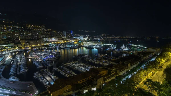 Gece geçiş timelapse Monte Carlo gün Monako Köyü bağlantı noktası Herkül ile gözlem güverteden Panoraması. Bina aydınlatma ve yatlar liman hava Üstten Görünüm.