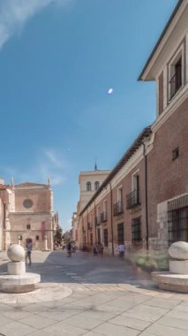 Panorama, tarihi San Pablo Kilisesi 'nin Valladolid zaman çizelgesini gösteriyor. Karmaşık cephesini, gül penceresini, giriş kapısını ve ikiz kulelerini gösteriyor. İspanya 'nın Castilla y Leon kentindeki eski bir Dominik manastırı..