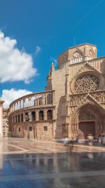 Valencias Plaza de la Virgen 'in panoramik zaman atlaması, Katedral, Basilica de la Virgen de los Desamparados ve Turia Fountain' in mavi gökyüzü altında sergilenmesi