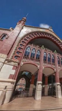 Valencia, İspanya 'da Mercado de Colon ön cephe zaman atlaması, çarpıcı Art Nouveau mimarisi sergileniyor. Güzelce restore edilmiş bir pazar binasında dükkanları ve kafeleri olan popüler turistik yerler.