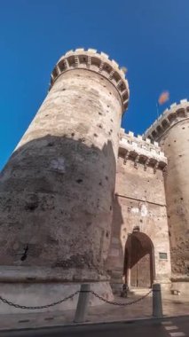 Valencia, İspanya 'da Quart zaman atlaması kuleleri. Tarihi ortaçağ geçidi, antik şehir duvarlarının bir parçası. Zengin bir kültürel mirası olan popüler bir yer. Mavi gökyüzü ve sokak trafiği.