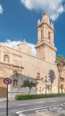 Valencia, İspanya 'daki Santo Domingo Manastırı' nda Tetuan zaman atlaması. Eski Askeri Komuta Merkezi 'ne ev sahipliği yapan tarihi bina. Bulutlu gökyüzü ve sokak trafiği.