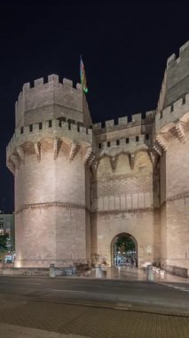 Panorama Serrans Kuleleri Torres de Serranos 'u gösteriyor. Valencia, İspanya' da gece zaman çizelgesi. Şehrin antik duvarlarından gelen büyük bir ortaçağ kapısı. Tarihi bir dönüm noktasının yakınından geçen cadde trafiği