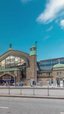 Hamburg Hauptbahnhof time-lapse 'ye giriş, Almanya' nın ana tren istasyonu. Deutsche Bahn tarafından Kategori 1 istasyonu olarak sınıflandırıldı. Tarihi yapının çevresindeki trafik ve hareketlilik