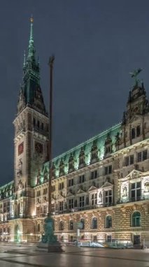 Hamburg Belediye Binası 'nın binası, Hamburg hükümetinin şehir merkezindeki Altstadt Mahallesi' ndeki merkezi. Bulutlu bir gökyüzünün altındaki ana meydandan ön manzara