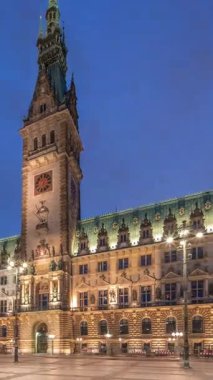 Hamburg Belediye Binası 'nın gün be gün inşa edilmesi geçiş zamanı aşırı hızlanma, şehir merkezindeki Altstadt semtindeki hükümetin merkezi. Bulutlu gökyüzünün altındaki ana meydandan ön manzara