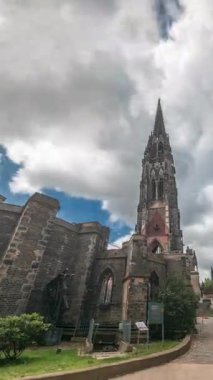 Ehemalige Hauptkirche St. Nikolai zaman atlaması hipervanesine, Hamburg, Almanya 'da yanan Aziz Nicholas Kilisesi' nin çan kulesine bakış açısına bakıyorum. İkonik neogotik anıt sitesi