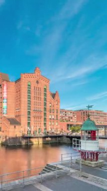 Hamburg 'daki ünlü Speicherstadt, Uluslararası Denizcilik Müzesi, ikonik tuğla binalar, kemer köprüler, kanallar ve rıhtımların yer aldığı hiperhızlandırılmış zaman atlaması. Almanya 'nın tarihi simgesi.