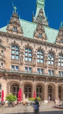 Hygieia Fountain ile birlikte Hamburg Belediye Binası 'nda pazar meydanı ve Almanya' nın Binnenalster yakınlarındaki avluda. Tarihi bir neo-rönesans simgesi açık mavi gökyüzünün altında Eski Şehir bölgesinde