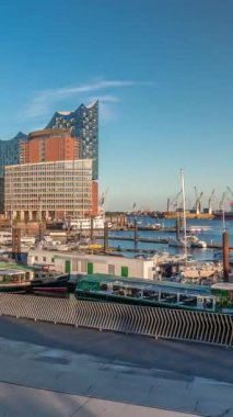 Jan Fedder Gezinti Alanı Hamburg, Almanya 'da, canlı bir liman bölgesi. Günbatımında Elbe Nehri 'nde ünlü binalarla birlikte gemiler ve botlar. Rahatlama ve manzaralı güzellik