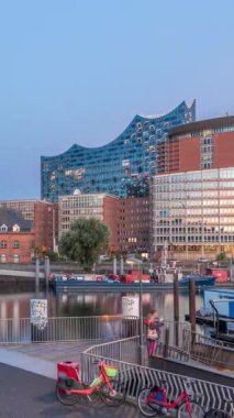 Jan Fedder Gezinti Güvertesi 'nden geceye geçiş süresi Hamburg, Almanya' da, canlı bir kıyı bölgesi. Günbatımından sonra Elbe Nehri 'nde gemiler ve tekneler.