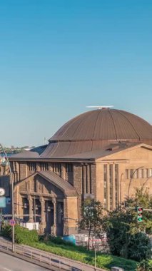 Eski Elbe Tüneli 'nin Hamburg, Almanya' ya giriş çıkış saatleri. Tarihi mimari, kavşakta trafik ve limanın panoramik manzarasının yer aldığı St. Pauli İskelesi yakınlarında yer alıyor.