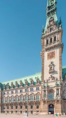 Panorama, Hamburg Belediyesi zaman çizelgesini gösteriyor. Hamburg hükümetinin merkezi olan Altstadt semtinde yer alan bir yer. Ana meydandan ön görünüm