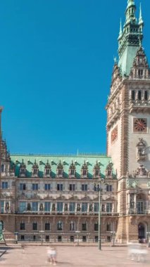 Panorama, Hamburg Belediyesi zaman çizelgesini gösteriyor. Hamburg hükümetinin merkezi olan Altstadt semtinde yer alan bir yer. Güneşli bir günde ana meydandan görünüm