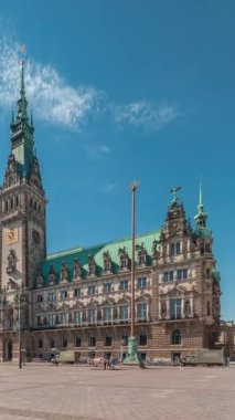 Panorama, Hamburg Belediyesi zaman çizelgesini gösteriyor. Hamburg hükümetinin merkezi olan Altstadt semtinde yer alan bir yer. Bulutlu bir gökyüzünün altındaki ana meydandan görüntüle