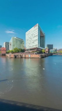 Panorama, modern Spiegel ofis binaları St. Catherines Kilisesi 'ne açılan Ericusgraben' de Hamburg HafenCity 'nin ufuk çizgisi zaman çizelgesini gösteriyor. Almanya 'daki Elbe' nin canlı şehir mimarisi