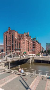 Uluslararası Deniz Müzesi, ikonik tuğla binalar, kemer köprüler, kanallar ve rıhtımların yer aldığı Hamburg 'daki ünlü Speicherstadt' ı gösteren panorama. Almanya 'nın tarihi simgesi.