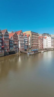 Kleines Rıhtımı 'nın Hamburg, Almanya' da bulunan Elbe Kanalı 'nın kuzeyindeki hava zaman tünelini gösteren panorama. Resimli kafeler ve tarihi tuğla evler sakin sahil şeridi boyunca uzanır, gelgit manzarasından zevk almak için mükemmeldir.