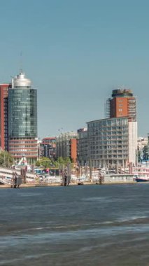 Hamburgs 'un ünlü Elbphilharmonie konser salonu, önünde gemiler ve tekneler. Arka planda Uberseebrucke ve Niederhafen, Hafencity rıhtımında. Almanya