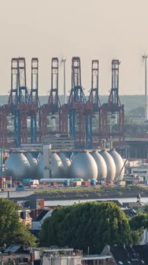Hamburg kargo limanının hava zaman çizelgesi, Elbe Nehri 'nde gaz, petrol terminali, vinç ve kargo gemileri sergileniyor. Tekneler ve gemiler geçiyor ve dinamik bir deniz manzarası yaratıyorlar. Almanya