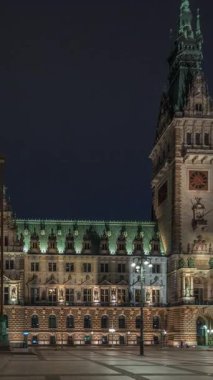 Şehir merkezindeki Altstadt mahallesinde Hamburg Belediyesi 'nin aydınlatılmış binasını gösteren panorama, Hamburg hükümetinin merkezi. Ana meydandan ön görünüm