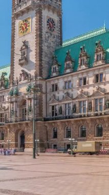 Hamburg Belediye Binası zaman çizelgesi, Hamburg hükümetinin merkezi, şehir merkezindeki Altstadt semtinde yer almaktadır. Mavi, berrak bir gökyüzünün altındaki ana meydandan ön manzara
