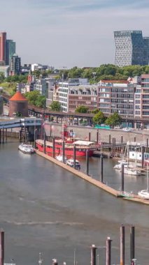 Jan Fedder Gezinti Alanı Hamburg, Almanya 'da canlı bir liman bölgesi. Elbe Nehri 'ndeki marinada gemiler ve tekneler. Arkasında ünlü binalar var. Rahatlama ve manzaralı güzellik