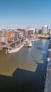 Modern Hamburg Panorama, Almanya 'nın hava zaman çizelgesinde konut ve ofis binalarının kırmızı tuğlaları sergileniyor. Çok katlı evler ve kuleler canlı kentsel alanda çarpıcı bir şehir manzarası yaratıyor.
