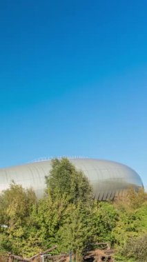 La Cite du Vin şarap müzesi zaman müzesi Bordeaux, Fransa 'da, Garonne Nehri yakınlarında. Güneş ışığını mavi gökyüzüne yansıtan cam cepheli modern bir mimari mucize. Şarap sergileri ve etkinlikleriyle ünlüdür.