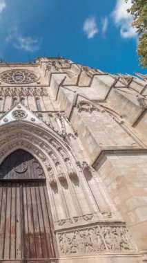 Saint-Andre de Bordeaux Katedrali 'nin zaman çizelgesi. Canlı mavi bulutlu gökyüzünün altında ikiz kuleler var. Girişle ilgili perspektife bakmak sakin bir şehir atmosferi yaratır. Bordeaux, Fransa