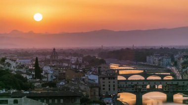 Arno Nehri 'nin ufuk çizgisi zaman çizelgesi. Piazzale Michelangelo 'dan Ponte Vecchio Sunset, Florence, İtalya. Turuncu gökyüzü. İyi akşamlar.