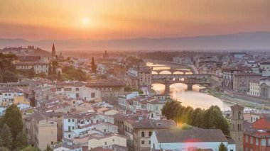 Yukarıdan Arno Nehri 'nin gökyüzü zaman çizelgesi görünüyor. Piazzale Michelangelo 'dan Ponte Vecchio Sunset, Florence, İtalya. Renkli gökyüzü. İyi akşamlar.