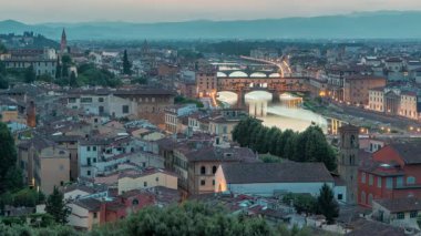 Günbegün Arno Nehri 'nin gökyüzü görüntüsü geçiş zamanı, Piazzale Michelangelo' dan Ponte Vecchio, Floransa, İtalya. Renkli gökyüzü. Akşam sisi aydınlatılmış binaları kapladı