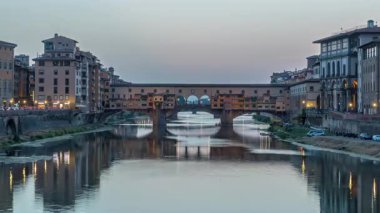 Arno Nehri ve Ponte Vecchio Köprüsü. Gün batımından sonra İtalya 'nın Toskana kentindeki Floransa' daki Ponte alle Grazie 'den geçiş zamanı. Akşamları nehire yansıyan yansıma