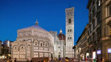 Bazilika di Santa Maria del Fiore ve Baptistery San Giovanni gece gündüz geçiş zamanları. İtalya 'da Floransa' nın Duomo Katedrali 'dir. Akşam aydınlatması. Çan kulesi ve kubbe