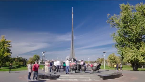 Moskau, russland - juli 2014: denkmal für die weltraumbezwinger, moskau, russland — Stockvideo