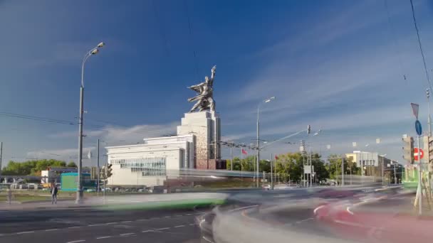 Moskwa, Rosja-2014 lipca: robotnik przemysłowy i kolektywna Farma Girl Monument, timelapse, Moskwa, Rosja — Wideo stockowe