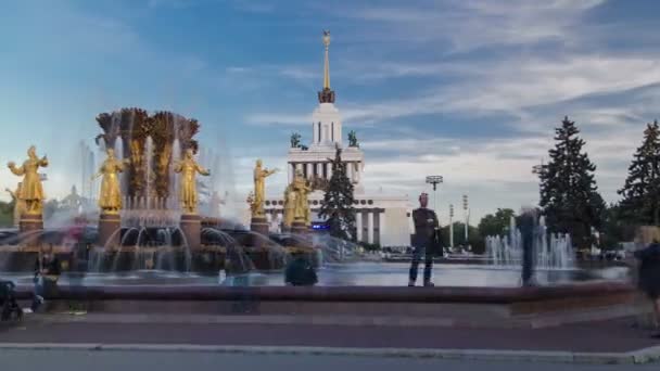 Moskva, Ryssland-juli 2014: Golden Fountain i National Exhibition Center Timelapse Hyperlapse, Moskva, Ryssland — Stockvideo