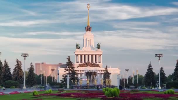Fonte dourada e pavilhão no centro de exposições nacional timelapse hyperlapse, Moscou, Rússia — Vídeo de Stock