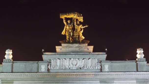 Operatore di Scultura Trattore e agricoltore collettivo all'ingresso del centro espositivo All-Russia timelapse hyperlapse. MOSCA, RUSSIA — Video Stock