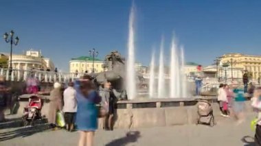 Moskova, Rusya - Temmuz 2014: Moskova timelapse hyperlapse Manezh Meydanı'nda Çeşme Four Seasons, Rusya
