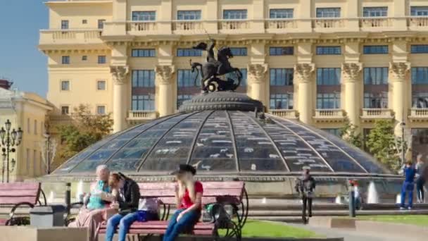 MOSCOW, RÚSSIA - JULHO 2014: Cúpula de vidro coroada por uma estátua de São Jorge, padroeiro de Moscou, no hiperlapso temporal da Praça Manege em Moscou, Rússia — Vídeo de Stock