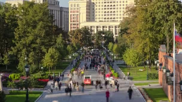 Moskau, russland - juli 2014: blick auf den alexandergarten im zeitraffer. moskauer kreml, russland — Stockvideo