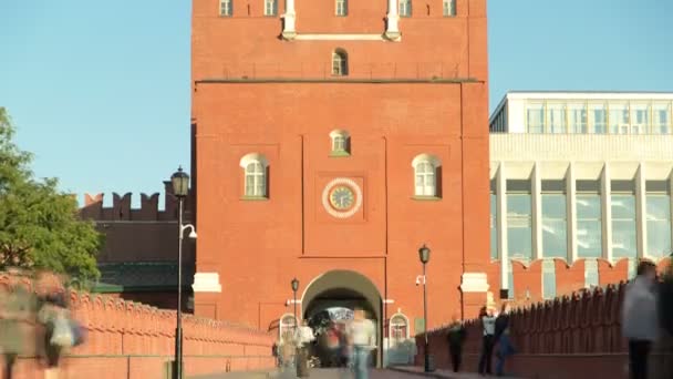 МОСКВА, РОССИЯ - ИЮЛЬ 2014: Люди идут рядом с Троинской башней московского кремля, Россия — стоковое видео