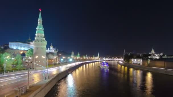 Vista desde el puente sobre el Kremlin de Moscú y el terraplén del río Moscú timelapse hyperlapse — Vídeo de stock